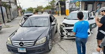 Omite alto y termina hospitalizada tras chocar contra taxi