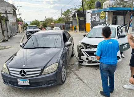 Omite alto y termina hospitalizada tras chocar contra taxi Omite alto y termina hospitalizada tras chocar contra taxi