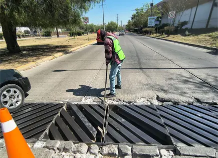 Reparan rejilla dañada en bulevar Río Santiago Reparan rejilla dañada en bulevar Río Santiago