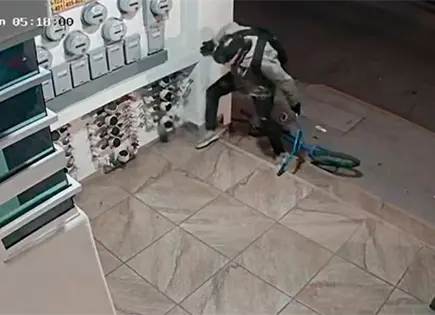 Sujeto vandaliza medidores de agua Sujeto vandaliza medidores de agua