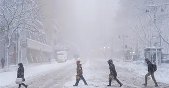 Tormenta invernal y cierre de gobierno afectan vuelos en noreste de EE.UU.