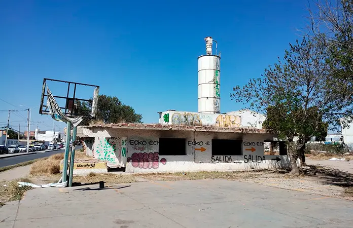 Un riesgo, fábrica abandonada en avenida Soledad