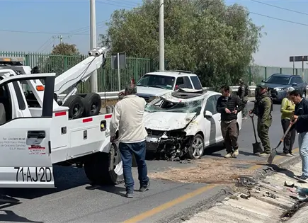 Volcadura en Circuito Potos&iacute; deja cuantiosos da&ntilde;os