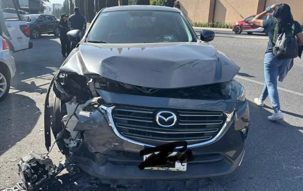 Choque en Lomas del Tecnológico deja sólo daños