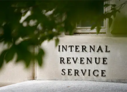 Corte de EEUU dice que IRS puede seguir compartiendo datos fiscales de inmigrantes con el ICE