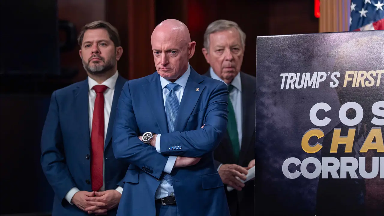 Pete Hegseth apelar&aacute; orden que protege a senador Mark Kelly