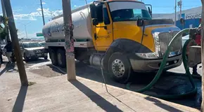 Pipa se queda sin frenos y causa carambola