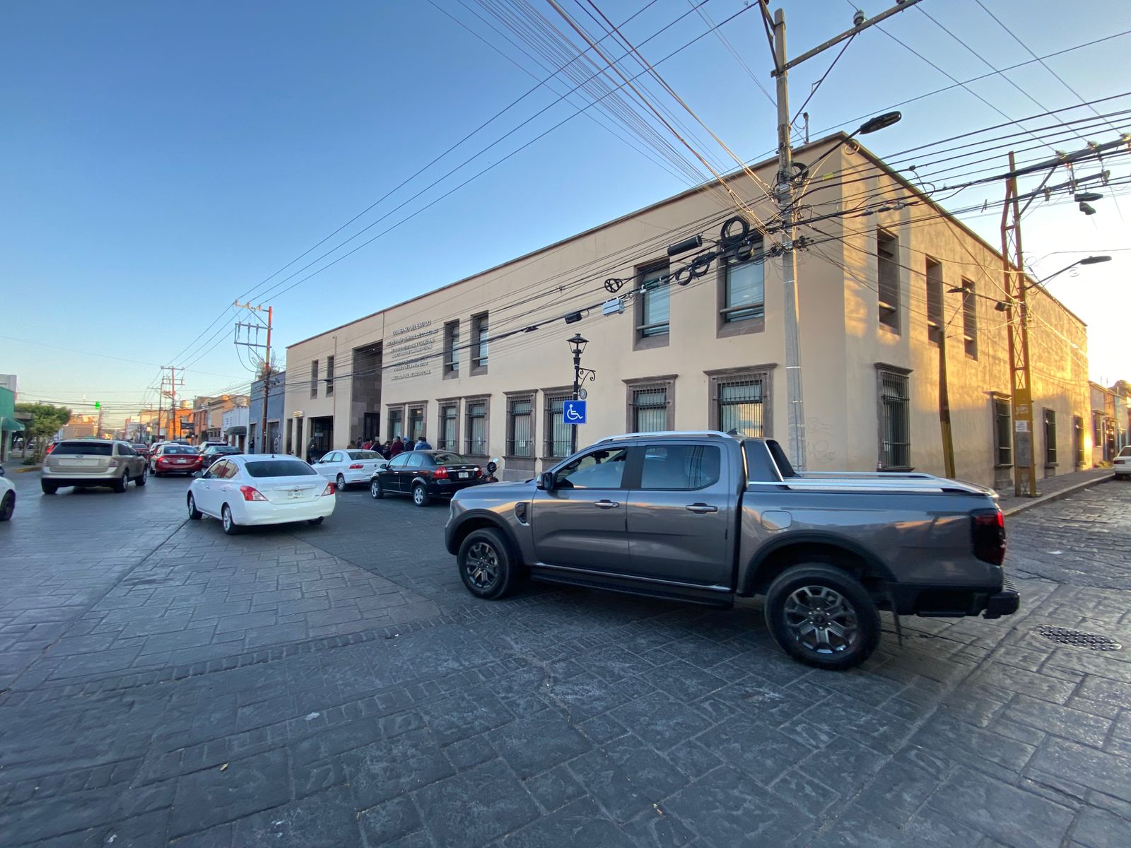 ¿Qué resulta más costoso para la ciudadanía: el dinero o el tiempo? ¿Qué resulta más costoso para la ciudadanía: el dinero o el tiempo?