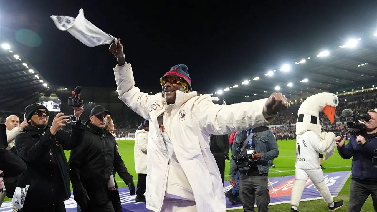 Snoop Dogg asiste a partido de Swansea City tras ser inversionista
