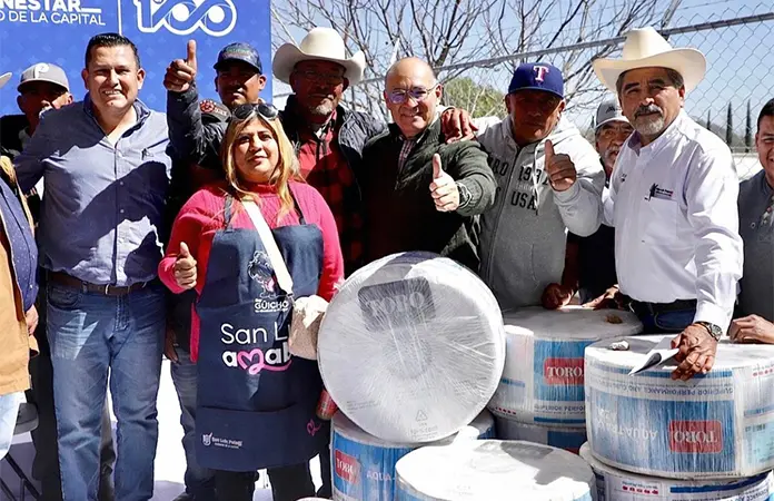 Alcalde entrega en Peñasco apoyos a los productores