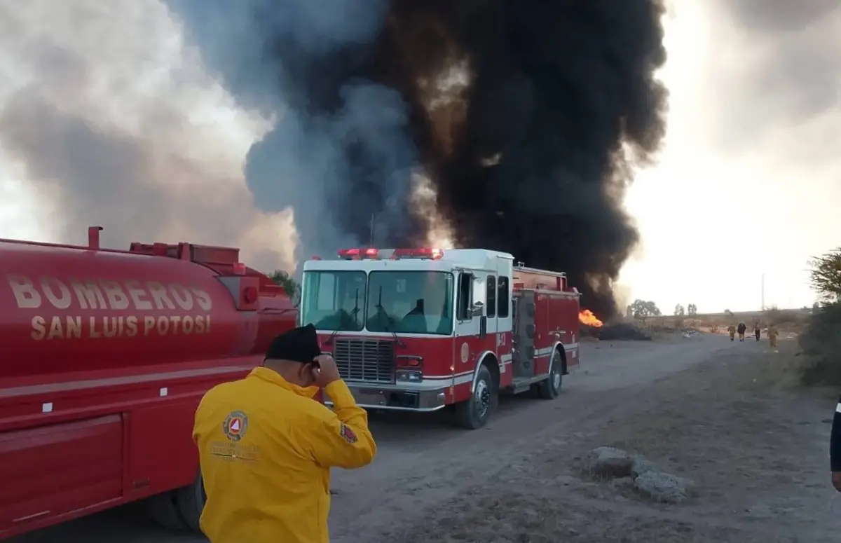 Atienden incendio en carretera 57, frente a La Pila