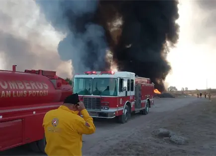 Atienden incendio en carretera 57, frente a La Pila Atienden incendio en carretera 57, frente a La Pila