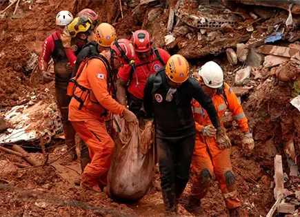 Buscan a decenas de desaparecidos por inundaciones Buscan a decenas de desaparecidos por inundaciones