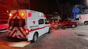 Chocan moto y camioneta en la Porvenir; dos j&oacute;venes heridos