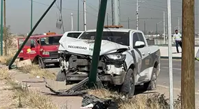 Estrellan veh&iacute;culo de seguridad privada en poste de Salk