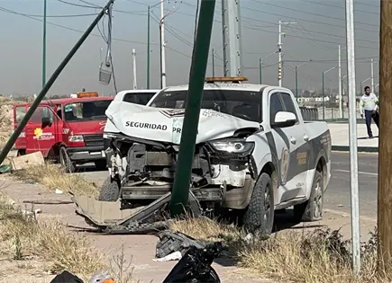 Estrellan vehículo de seguridad privada en poste de Salk Estrellan vehículo de seguridad privada en poste de Salk