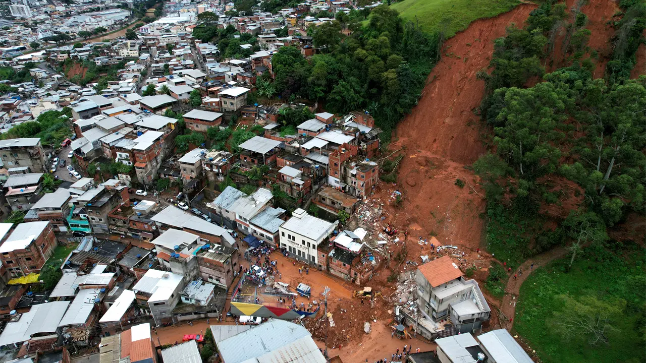 Familiares comienzan a enterrar víctimas de inundaciones en Juiz de Fora
