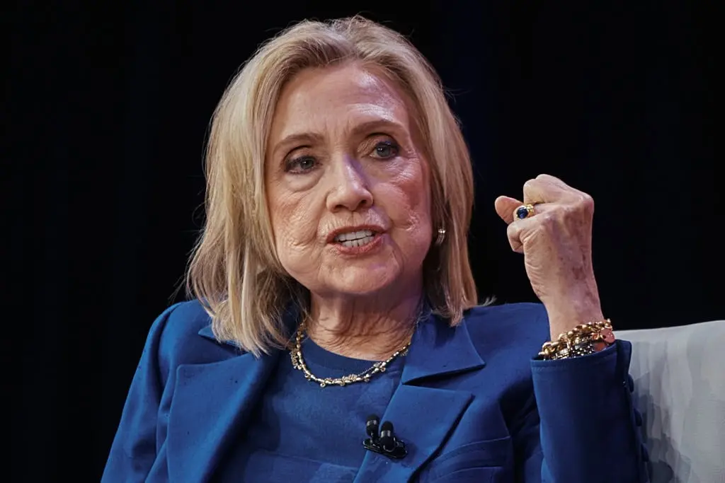 Hillary Clinton declara ante Congreso que desconoce delitos de Epstein