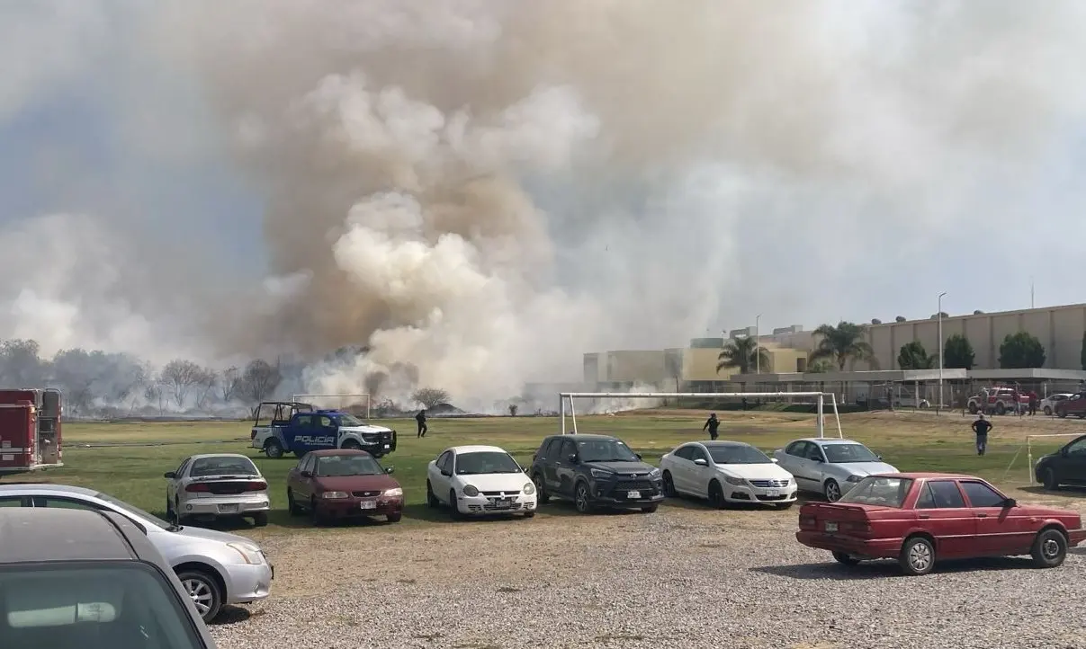 Video | Reportan incendio a un costado de la Coronado