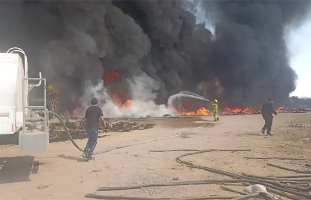 Residuos empresariales causaron incendio frente a La Pila: DPC Residuos empresariales causaron incendio frente a La Pila: DPC