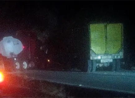 Choque frontal entre tr&aacute;iler y cami&oacute;n ca&ntilde;ero deja dos heridos en la Valles–Naranjo