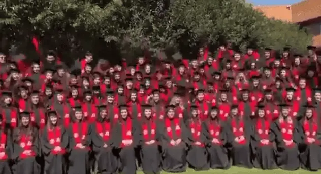 Video: Cae templete en foto de graduación de la Ibero; hay 33 heridos