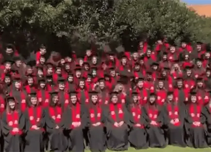 Video: Cae templete en foto de graduación de la Ibero; hay 33 heridos Video: Cae templete en foto de graduación de la Ibero; hay 33 heridos