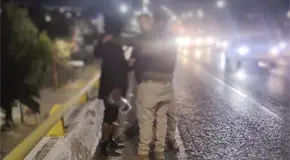 Rescatan a hombre en lo alto de puente en carretera a Rioverde