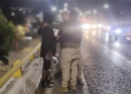 Rescatan a hombre en lo alto de puente en carretera a Rioverde