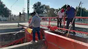 Limpian las compuertas de canal de la Media Luna