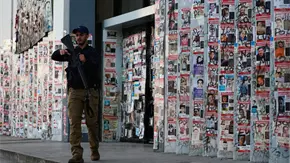 Los rostros de los desaparecidos en M&eacute;xico acechan en las calles. Las familias temen que se borren