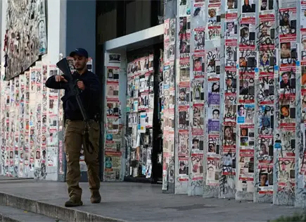 Los rostros de los desaparecidos en M&eacute;xico acechan en las calles. Las familias temen que se borren