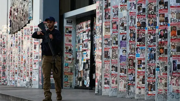 Los rostros de los desaparecidos en M&eacute;xico acechan en las calles. Las familias temen que se borren