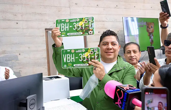 R. Gallardo cumple: placas mundialistas cuestan 500 pesos