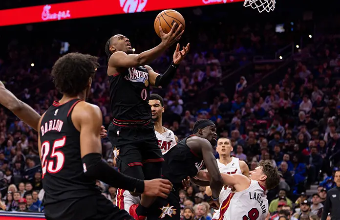 Tyrese Maxey bate el récord de tres puntos