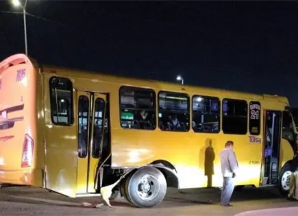 Fotos | Chocan cami&oacute;n urbano y sed&aacute;n en Bellas Lomas
