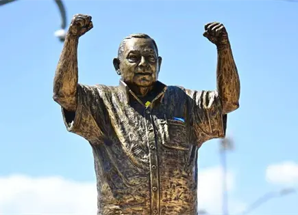 Develan estatua y renombran bulevar en honor a Jacobo Pay&aacute;n