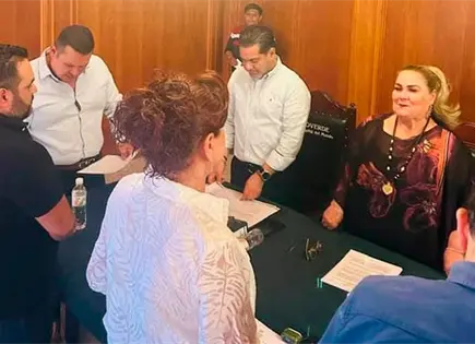 Dimes y diretes durante sesi&oacute;n de Cabildo