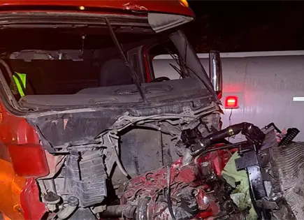 Dos lesionados, en choque de camiones pesados