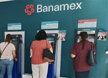 Le vac&iacute;an la quincena a adulto mayor en cajero y Banamex niega video