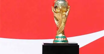 Joaqu&iacute;n D&iacute;az Mena recibe trofeo de la Copa Mundial de la FIFA