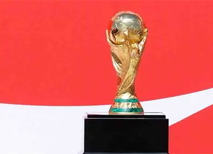 Joaqu&iacute;n D&iacute;az Mena recibe trofeo de la Copa Mundial de la FIFA