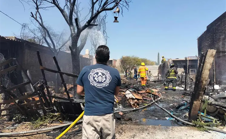 Videos | Evac&uacute;an viviendas en Los Limones por incendio