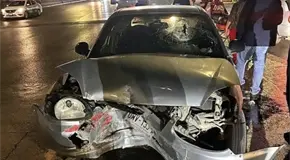 Choca contra muro al ingresar al distribuidor Ju&aacute;rez; hay un lesionado