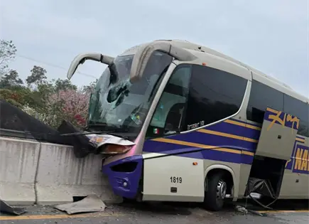 Autob&uacute;s se estrella contra muro en la Valles-Tamazunchale