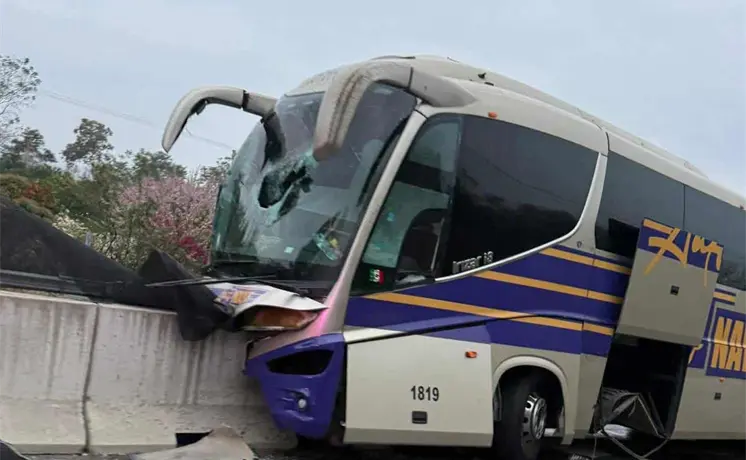 Autob&uacute;s se estrella contra muro en la Valles-Tamazunchale