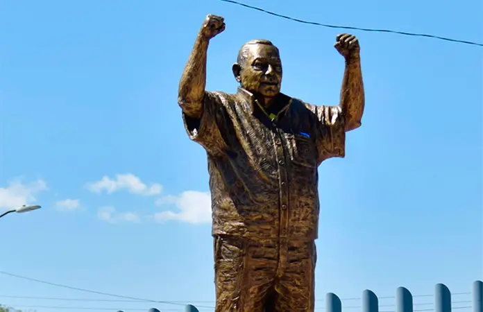 Develan estatua de Jacobo Payán