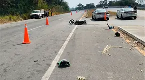 Fallece joven en moto tras chocar contra camioneta