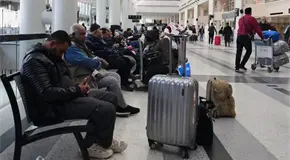 Miles de viajeros se quedan varados en aeropuertos de Oriente Medio