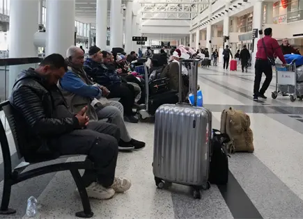 Miles de viajeros se quedan varados en aeropuertos de Oriente Medio Miles de viajeros se quedan varados en aeropuertos de Oriente Medio